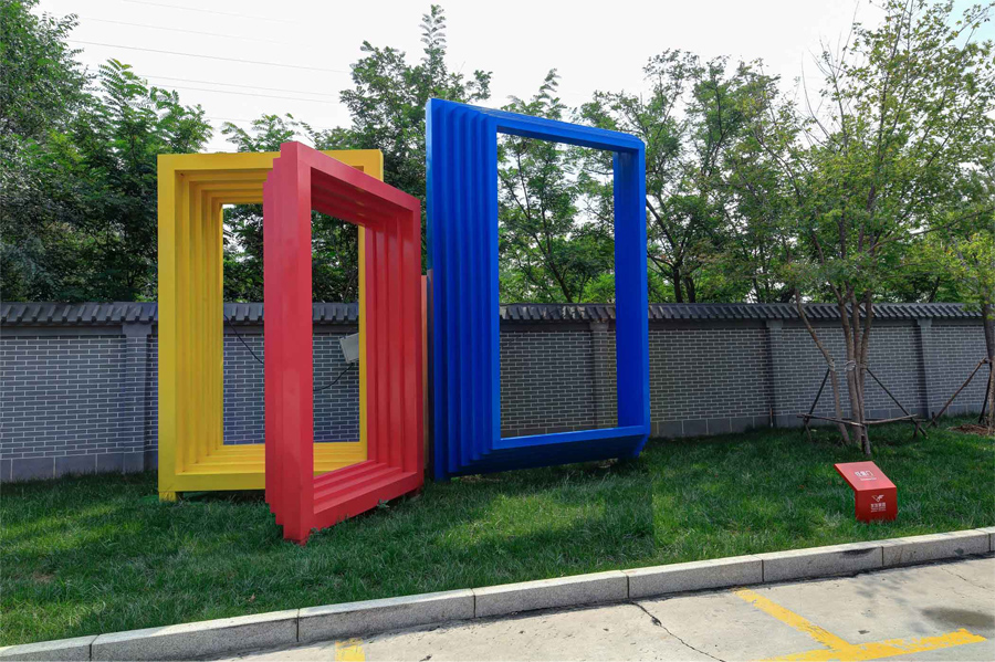 其形状通过大小,颜色的变幻与交织给人以空间上的科技穿越感.